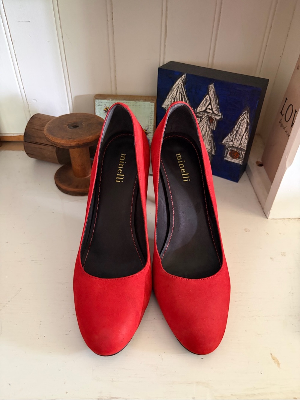 Minelli Red Suede Women’s Round-Toe Pumps
